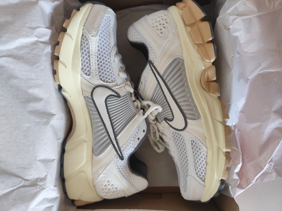 Nike Wmns Zoom Vomero 5