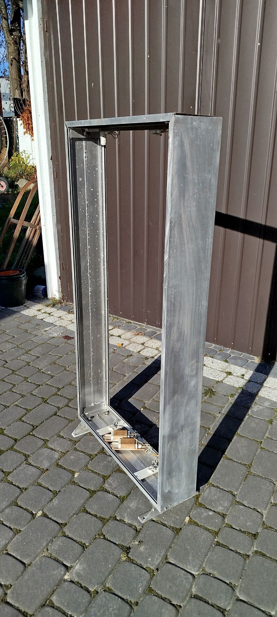 Reklama świetlna wykonana z aluminium