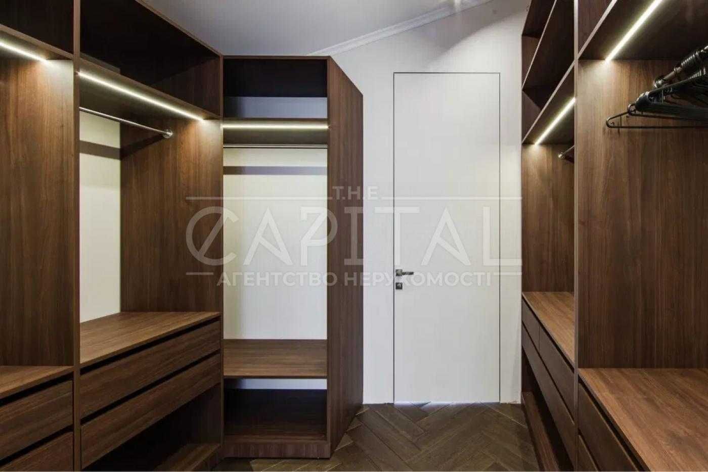 Продається просторий двоповерховий будинок з ділянкою на Осокорках