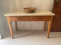 Mesa cozinha recuperada, com tampo em pedra lioz bege
