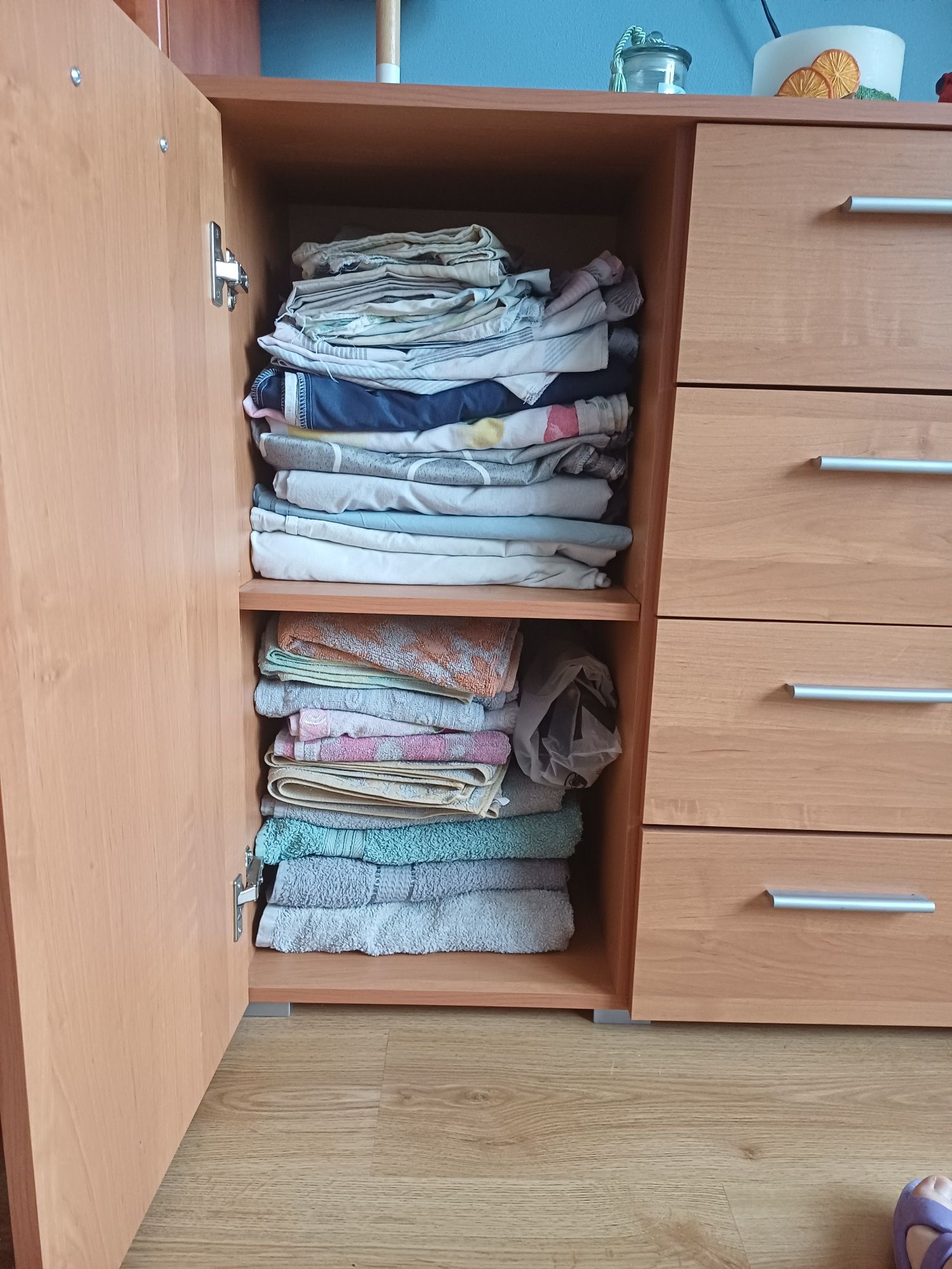 Komoda dwudrzwiowa z szufladami