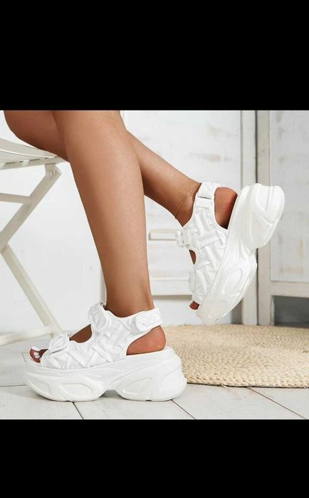 Босоніжки білі на платформі 39 розмір