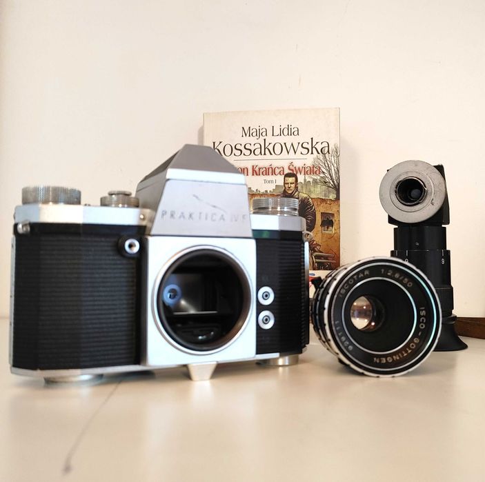 Analogowa lustrzanka PRAKTICA IV f w kolekcjonerskim zestawie