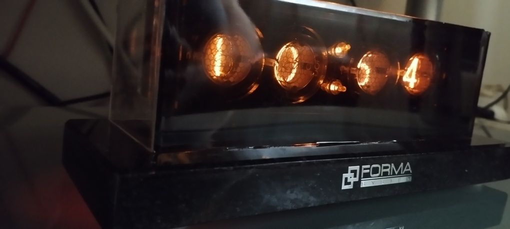 Zegar na lampach nixie elektronowych zegarek lampowy