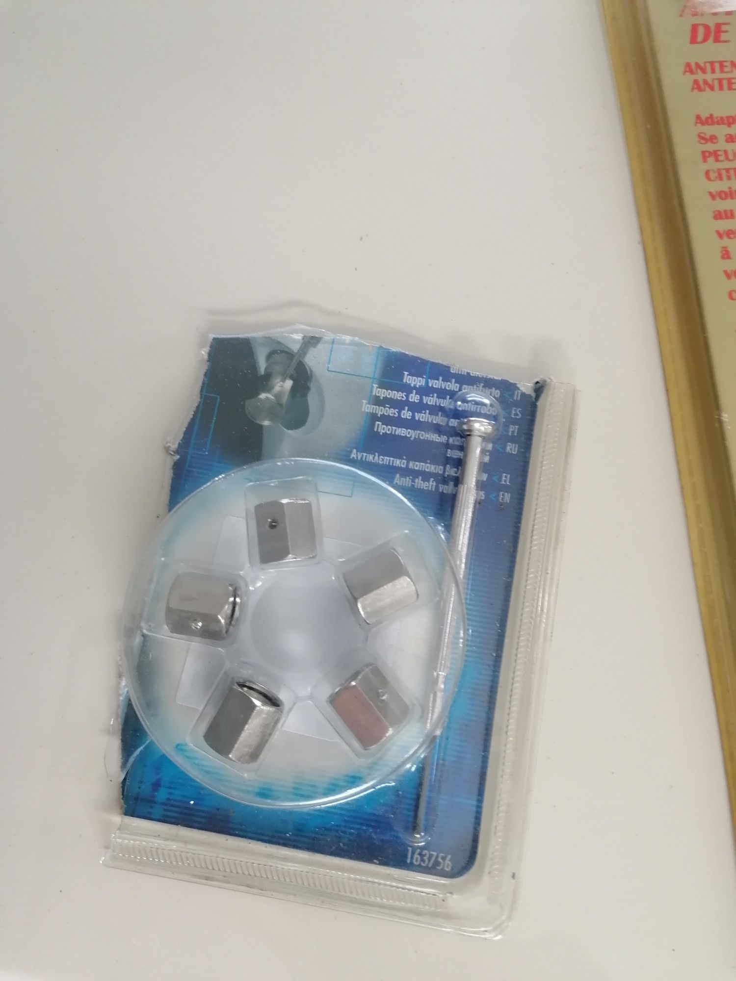 Antena de carro e tampas pneus