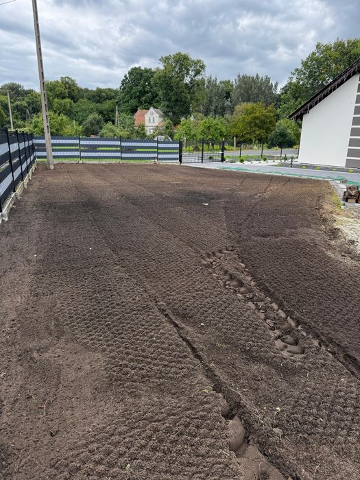 Prace ziemne szykowanie gruntu pod trawniki