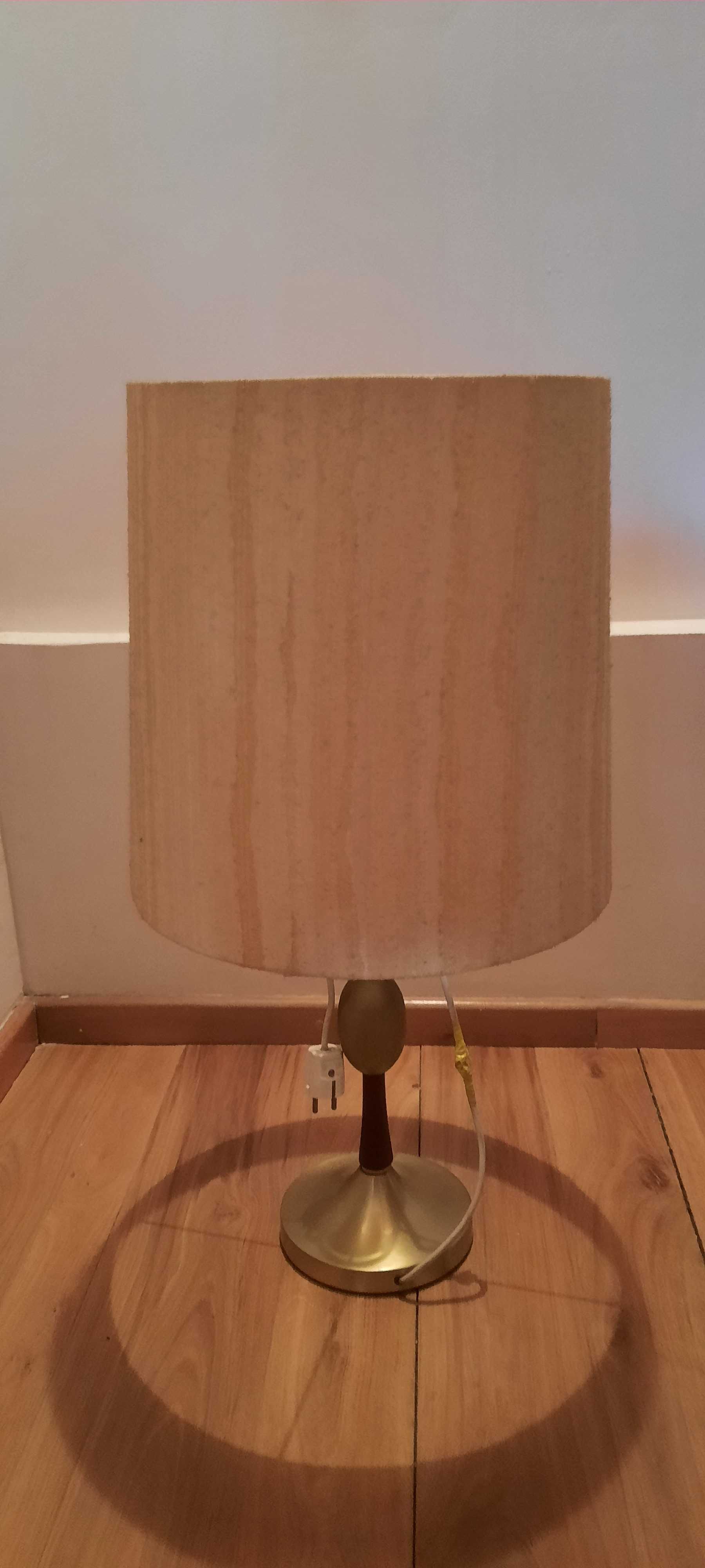 2 duze lampy z duzymi kloszami