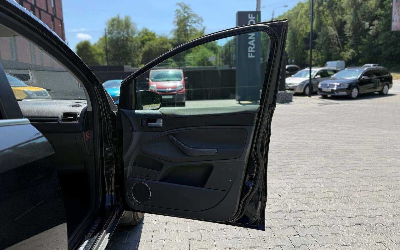 Ford Kuga 2012 року