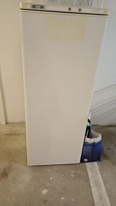 Arca congeladora vertical sem gavetas.