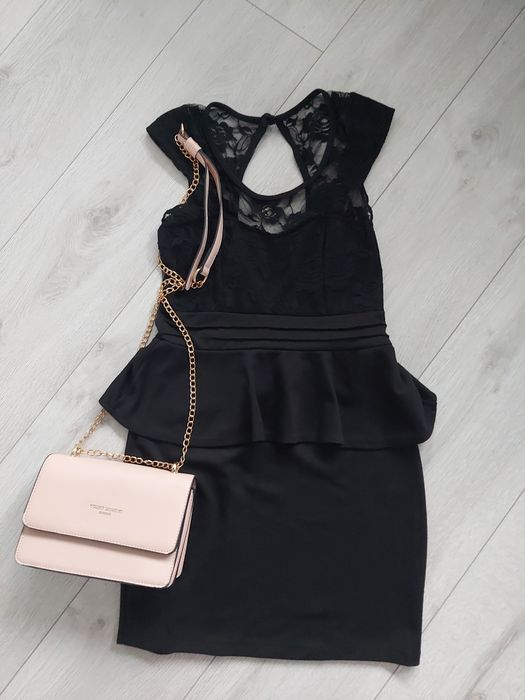 Czarna sukienka z baskinką