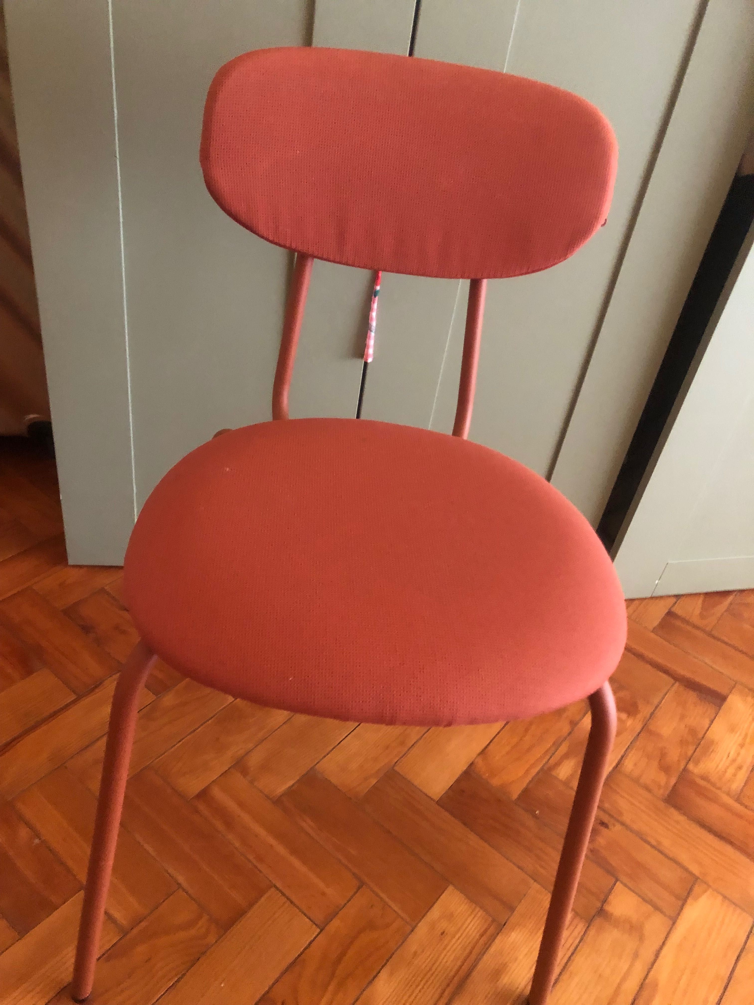 3 cadeiras cor de terra ikea