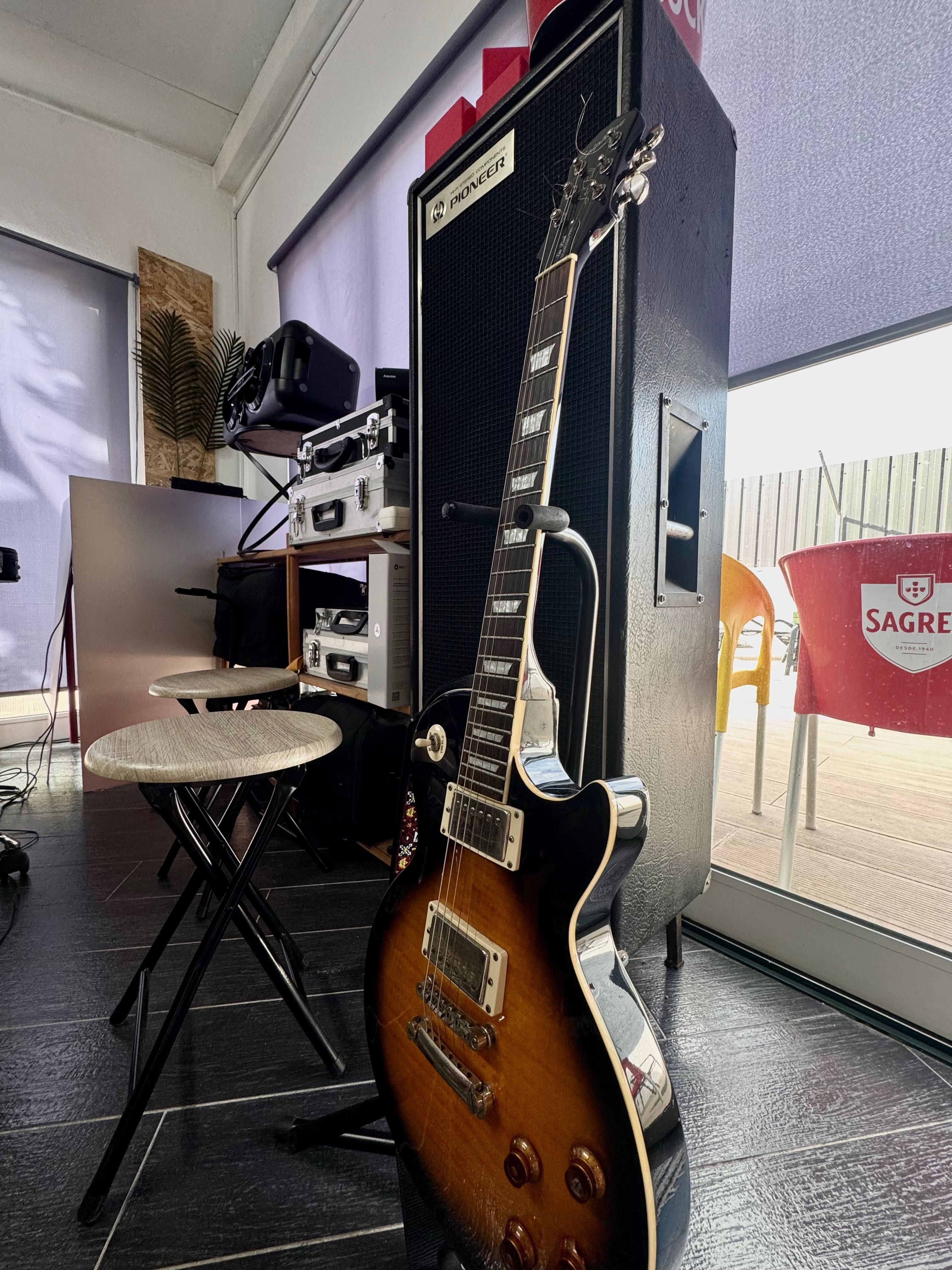 Guitarra Elétrica com Pedal Boss ME 25  + Estojo Rigido (Case)