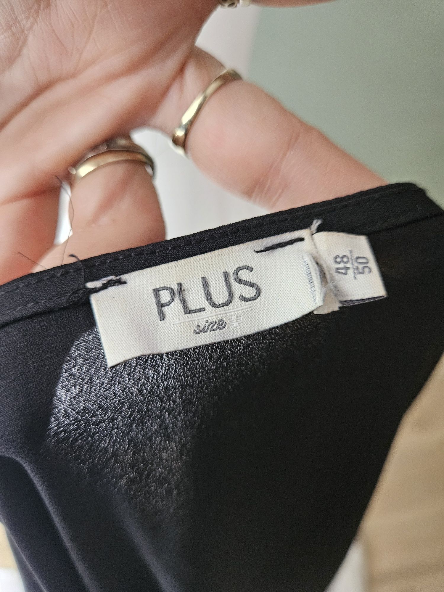 Dłuższa czarna narzutka transparentna – elegancja i lekkość  Plus siz