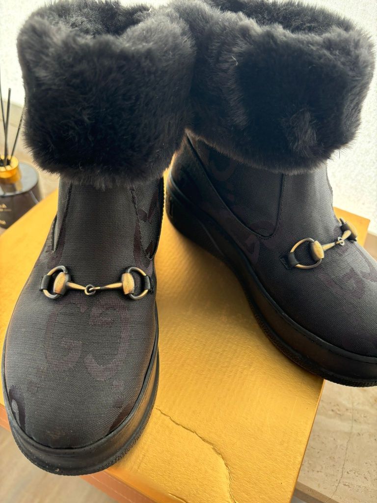 Buty botki logowane futerko Gucci 36