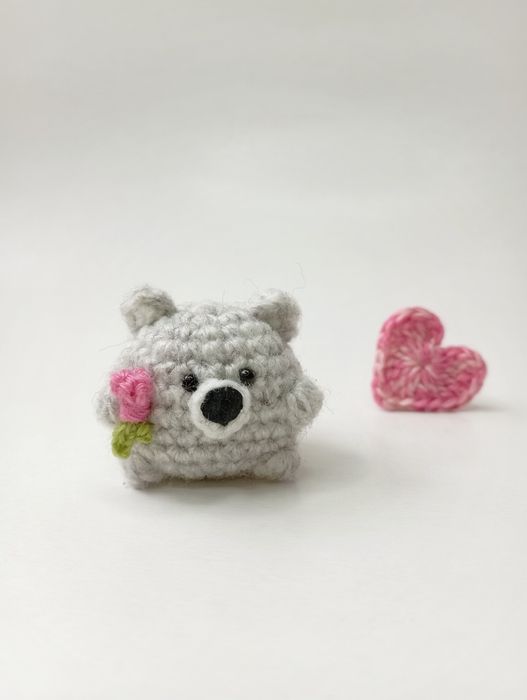 Ведмедик з квіткою. В'язана іграшка амігурумі/брелок/підвіска/сувенір