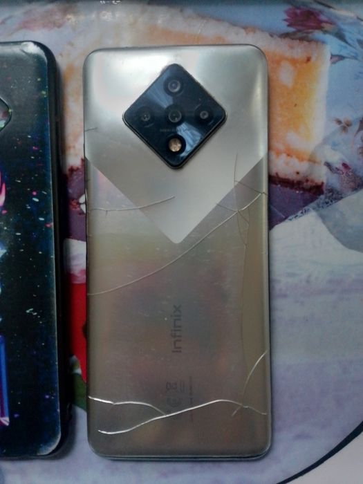 Телефон Infinix Zero 8