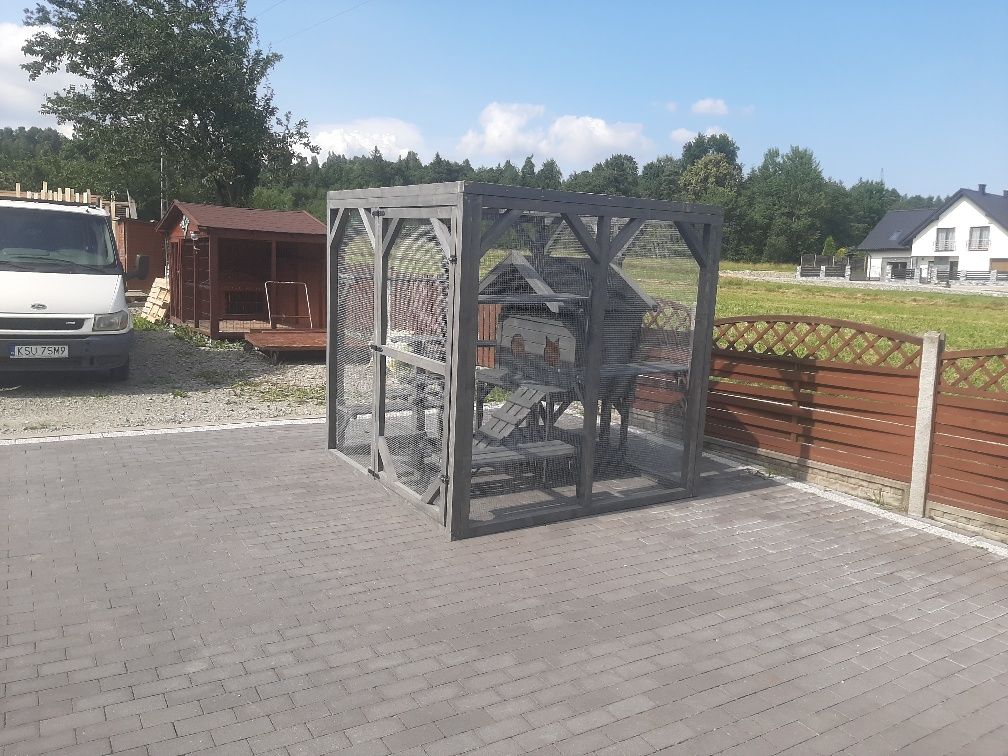 Buda dla kota z wolierą