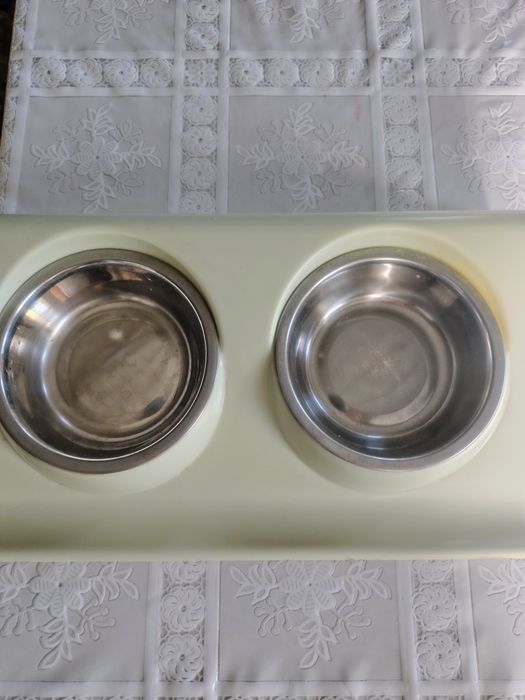 Підставка з мисками для маленьких собак та котів.