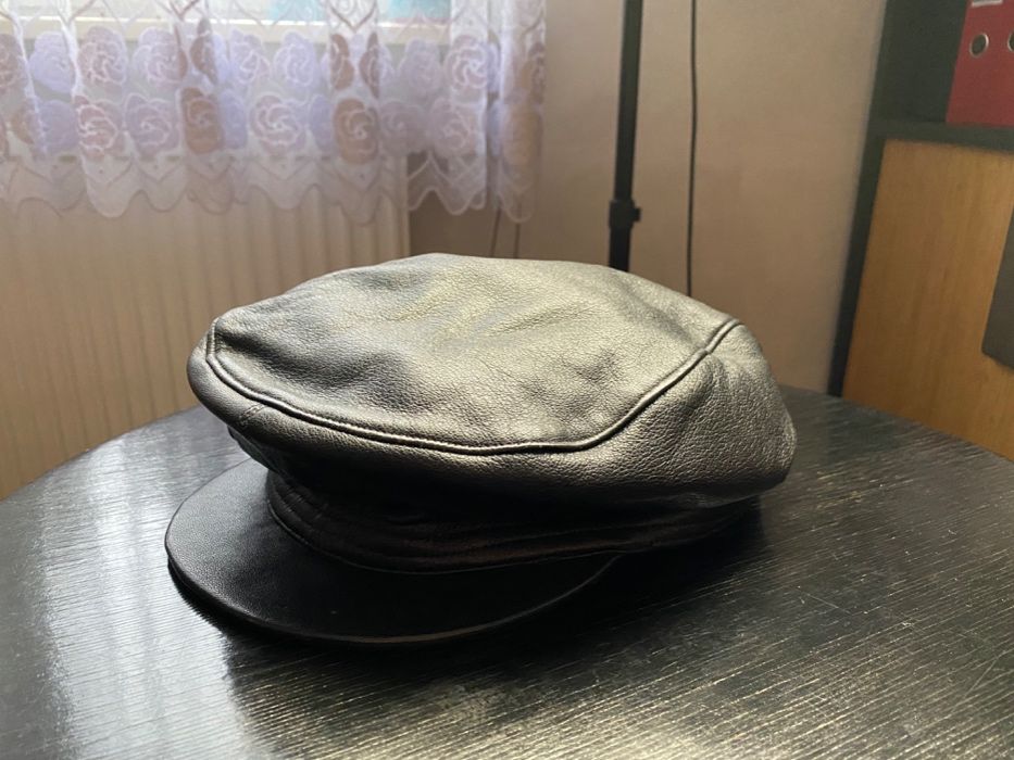 Czarna czapka ze skóry idealny prezent