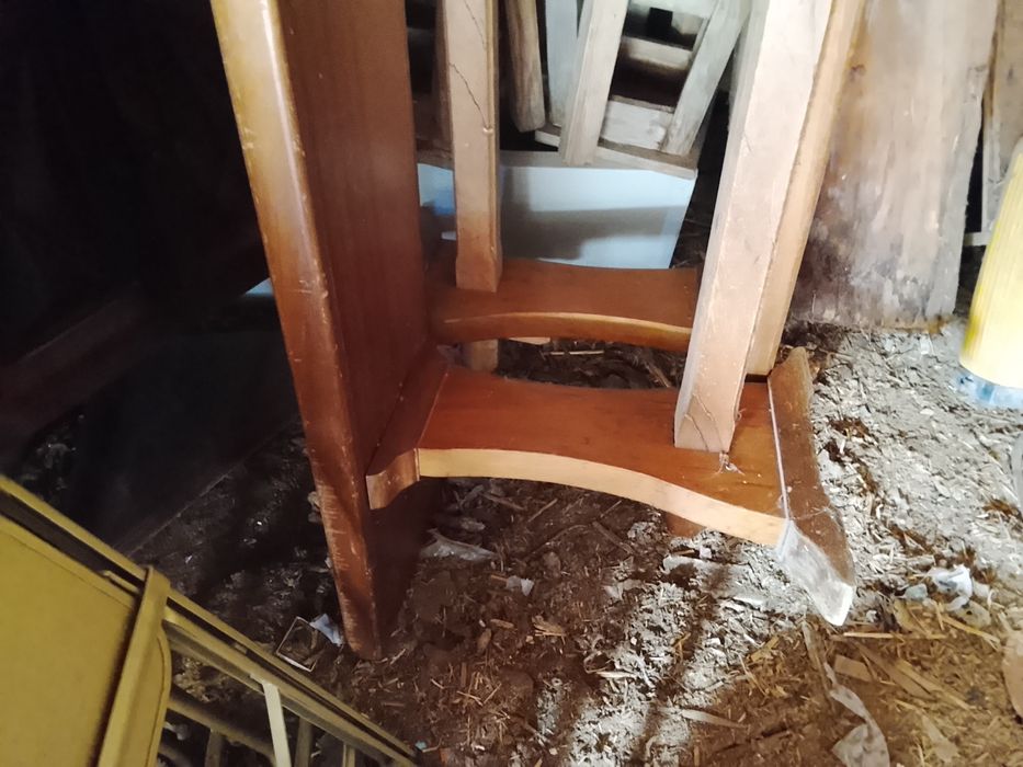 Bancos compridos de madeira maciça