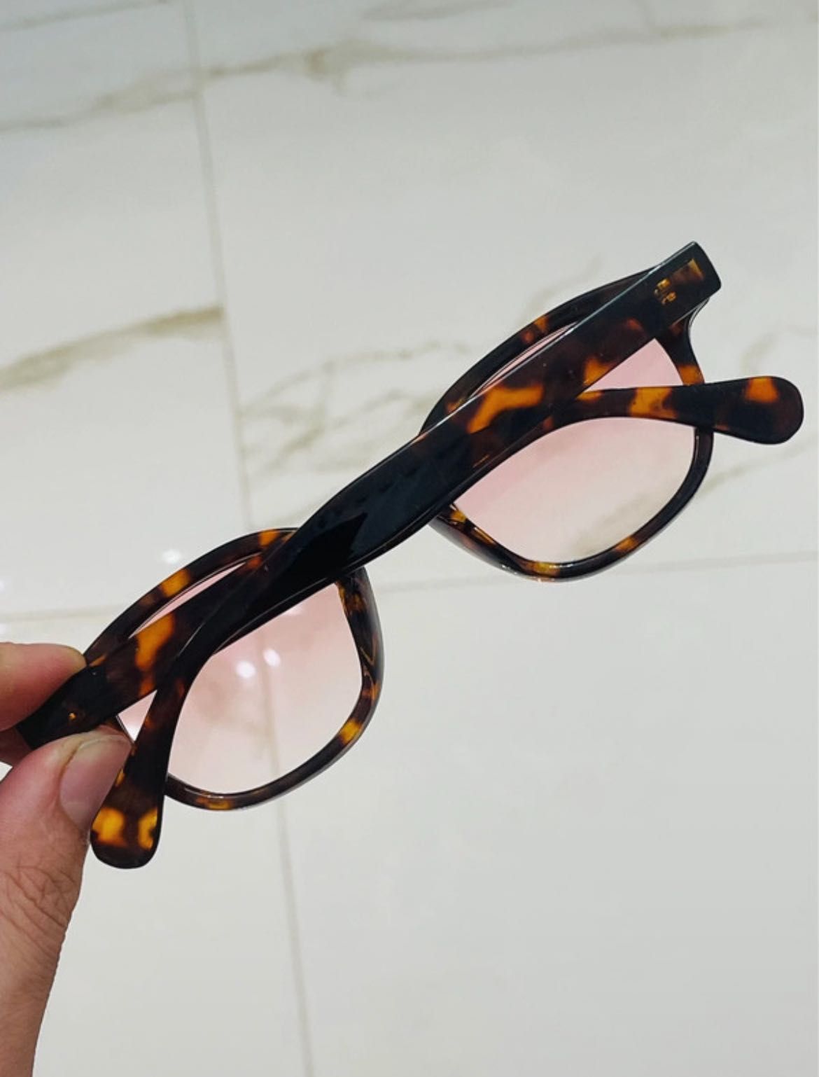 Óculos de sol vintage cor tartaruga com lentes rosadas