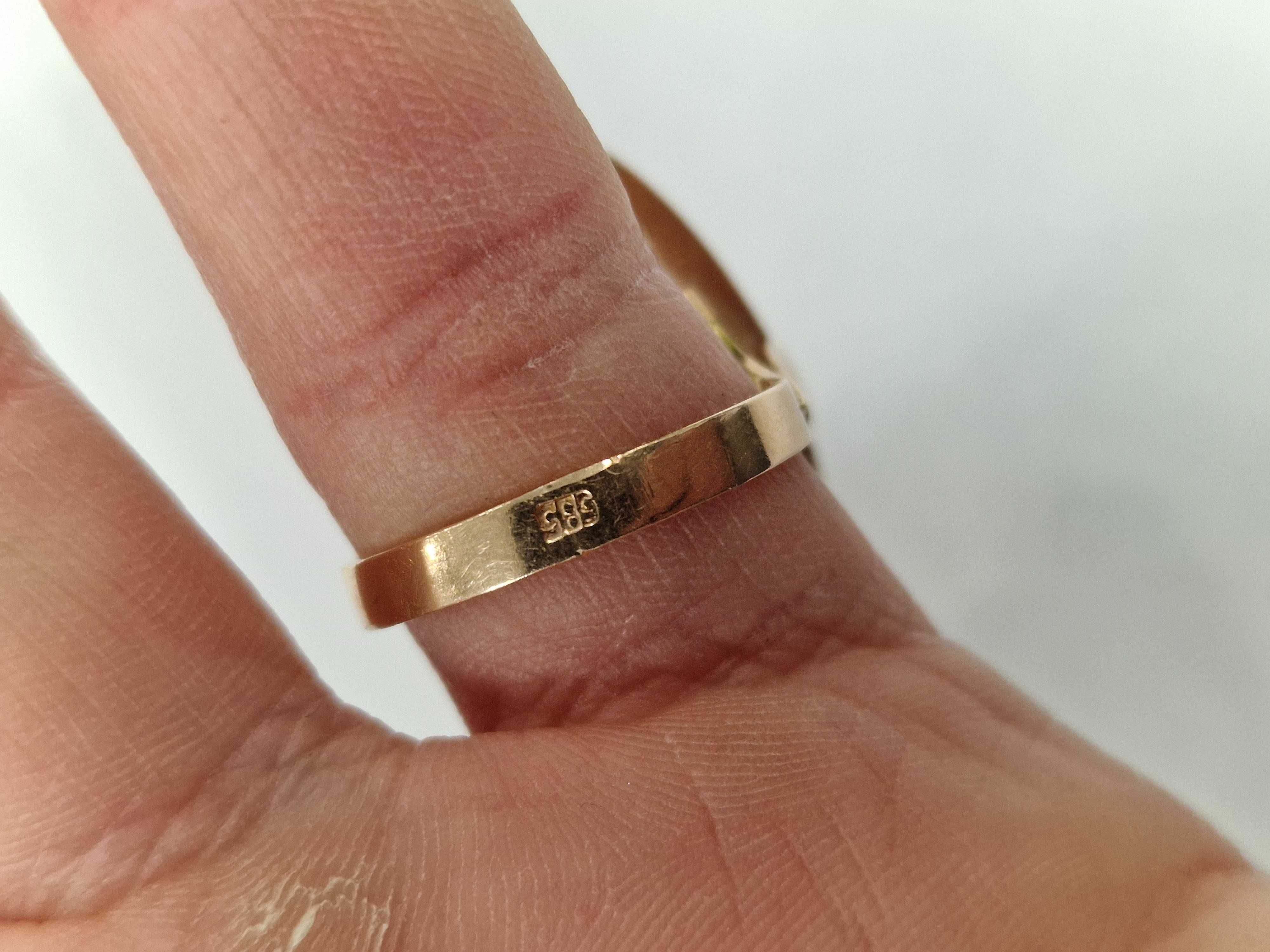 Złoty pierścionek/ 585/ 14.68 gram/ R19/ Chryzolit/ XX wiek