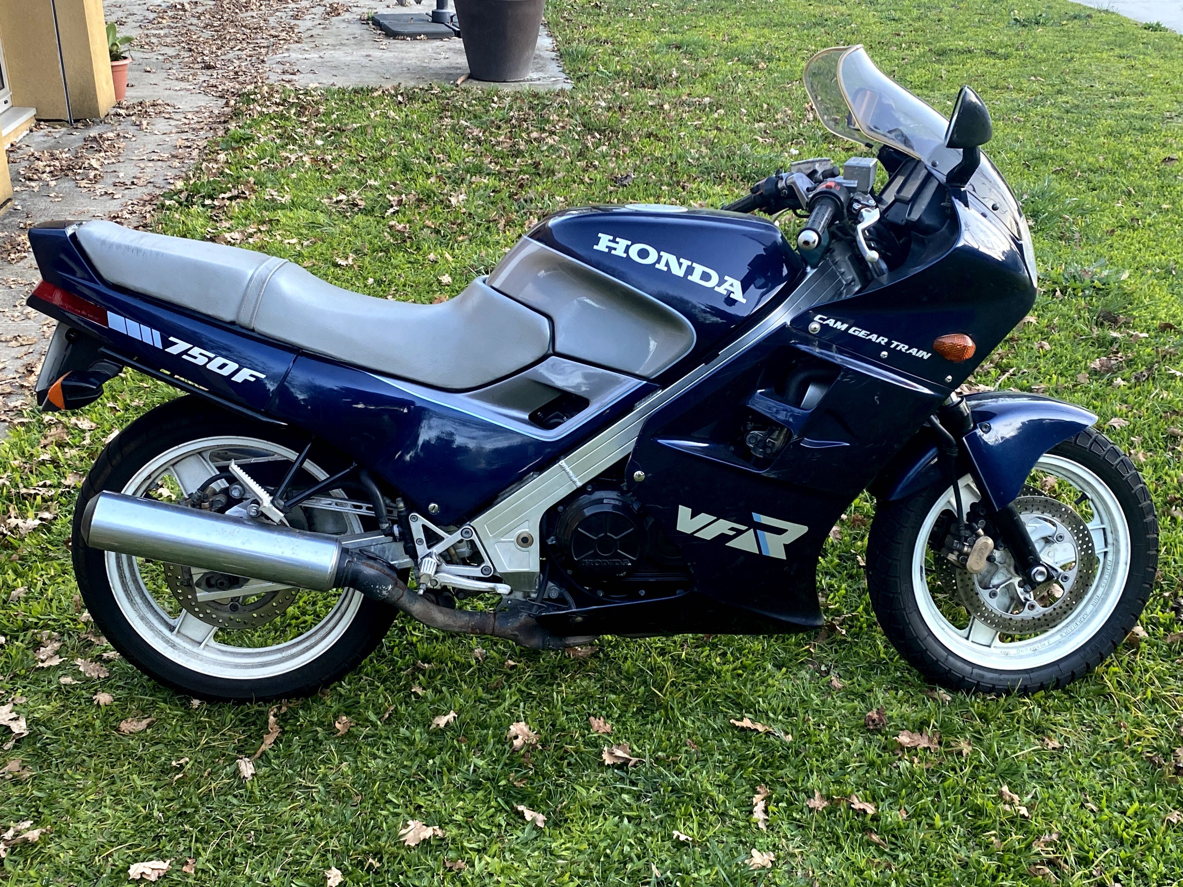 HONDA VFR 750F RC24  de 1988 já moto clássica