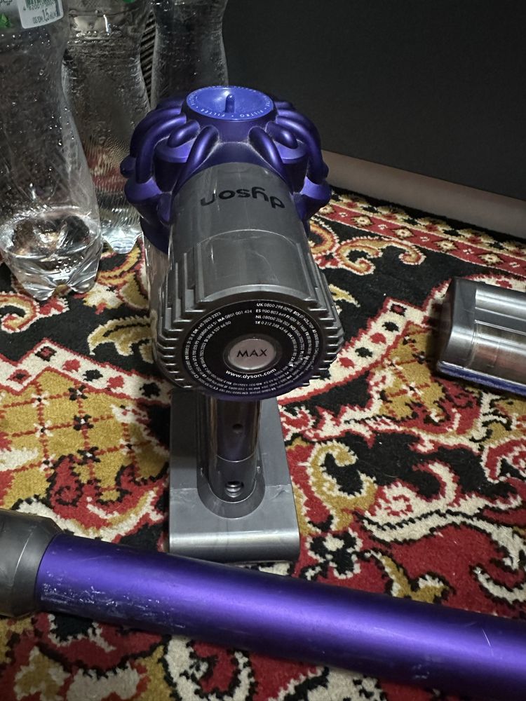 Продаю аккумуляторный пылесос Dyson V6