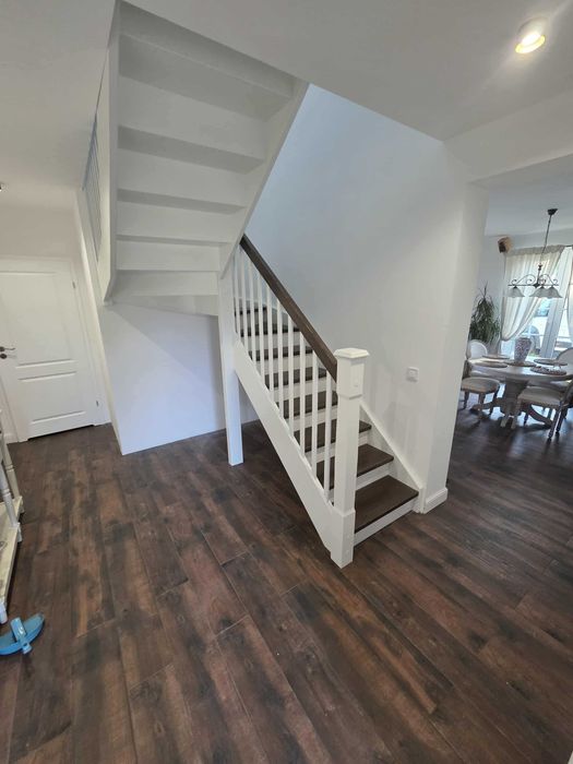 Schody drewniane dywanowe , samonośne całe drewniane montaż