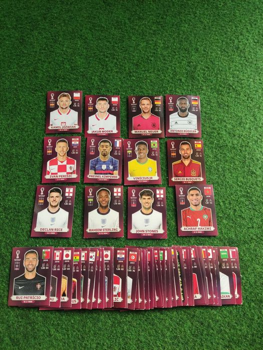 Zestaw 6 złotych herbów Panini Qatar 2022 + 60 naklejek-kart piłkarzy!