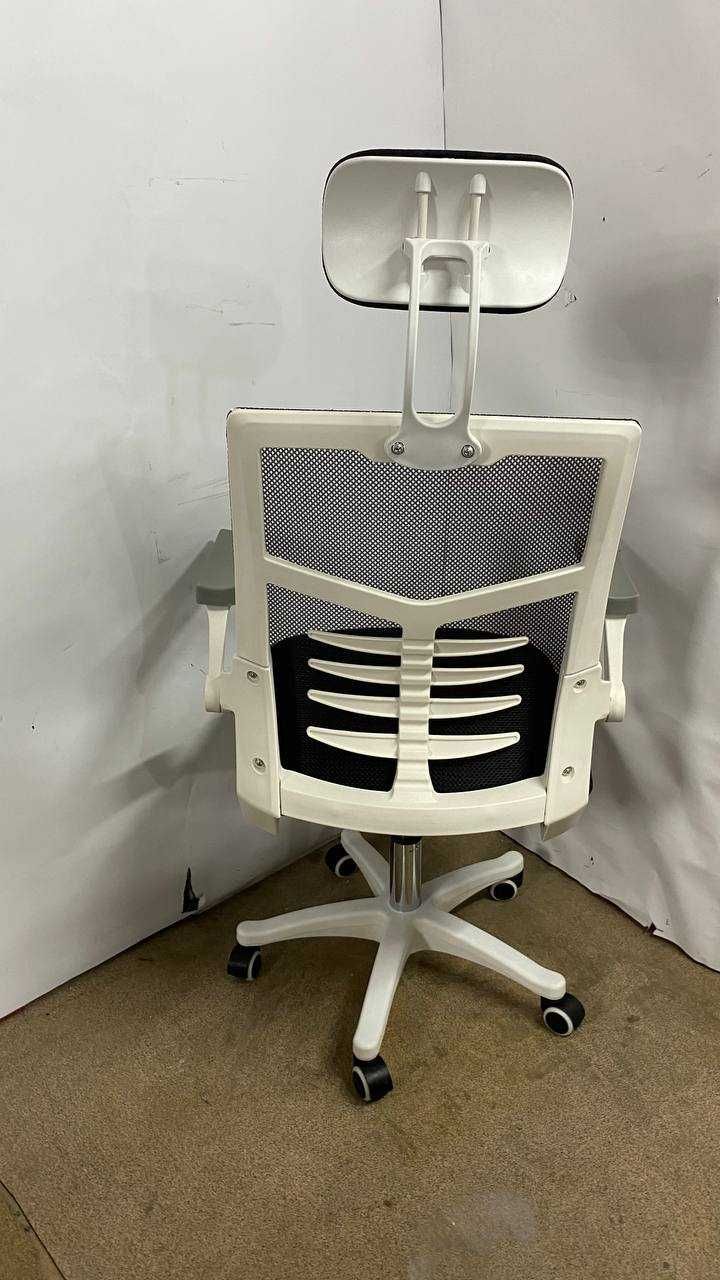 Крісло сітка біло-чорного для офісу