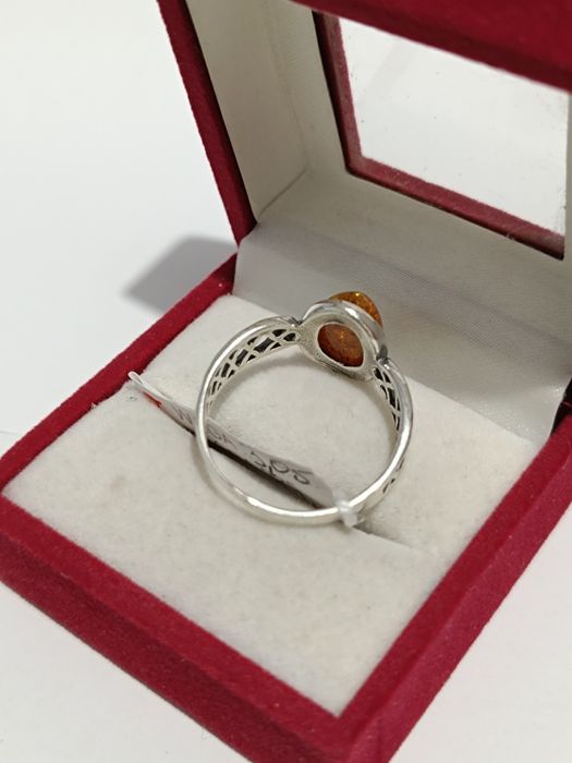 Srebrny pierścionek z herbacianym bursztynem roz.21, srebro próby 925