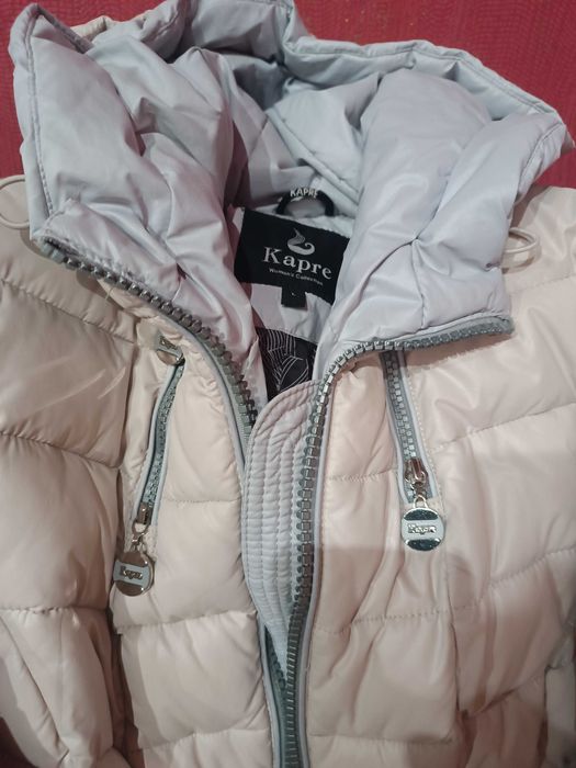 Зимовий приталений пуховик світло сірого кольору