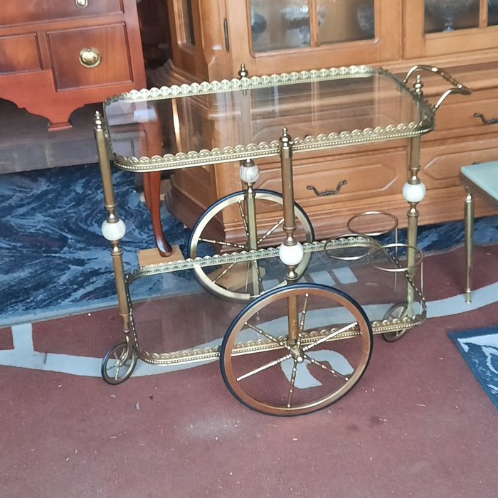 Piękny barek mosiężny z alabastrem na kółkach