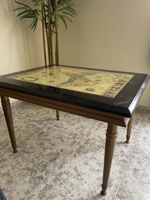 Mesa decorativa com mapa america