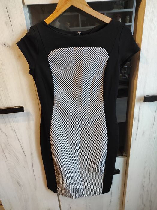 Sukienka optycznie wyszczuplająca