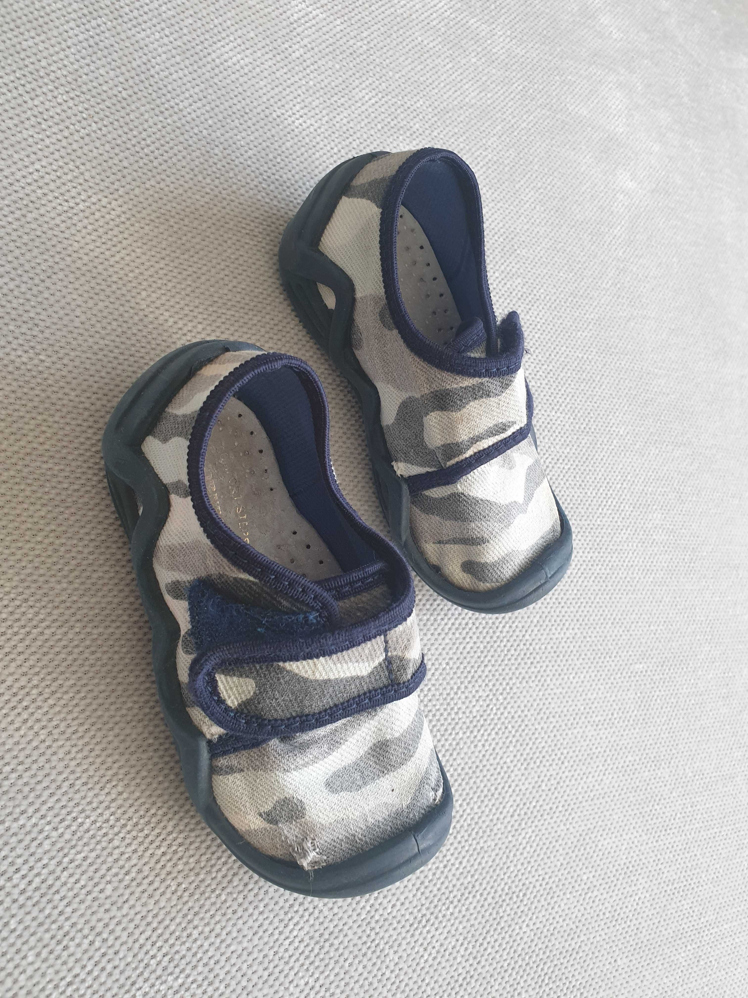 buty dla chłopca kapcie rozmiar 23 wkładka 13 cm firma KORNECKI