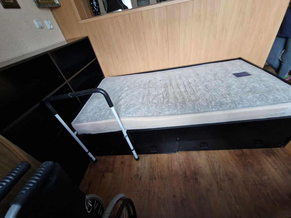 Łóżko z materacem + regały/półki