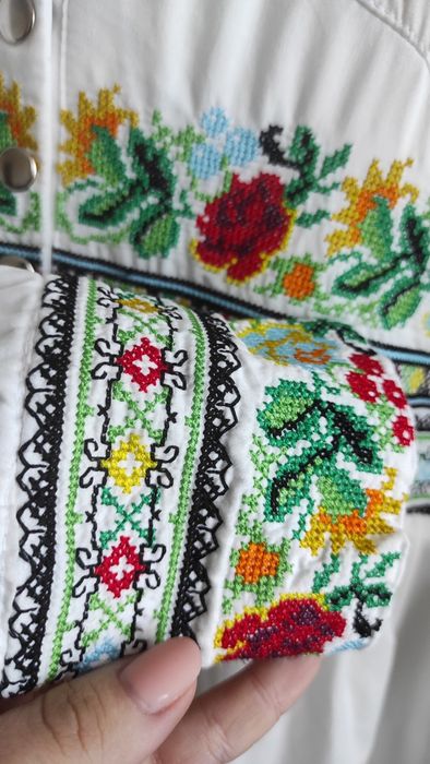 Вишиванка молочного кольору довга