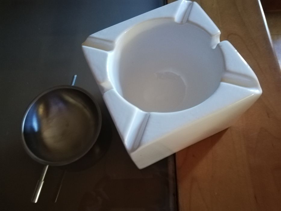 Cinzeiro de louça e inox