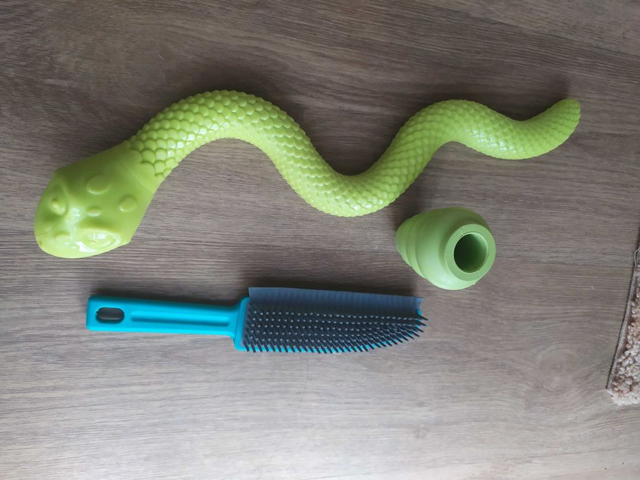 Kong, wąż do wylizywania smaczków i silikonowa szczotka