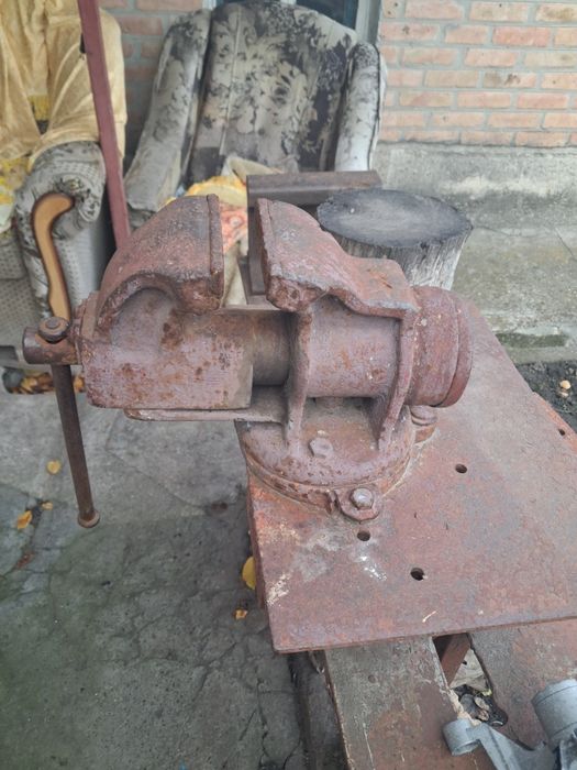 Продам тиски б/у