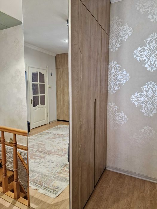 Шафа двохдверна з антресолями в сучасному стилі.