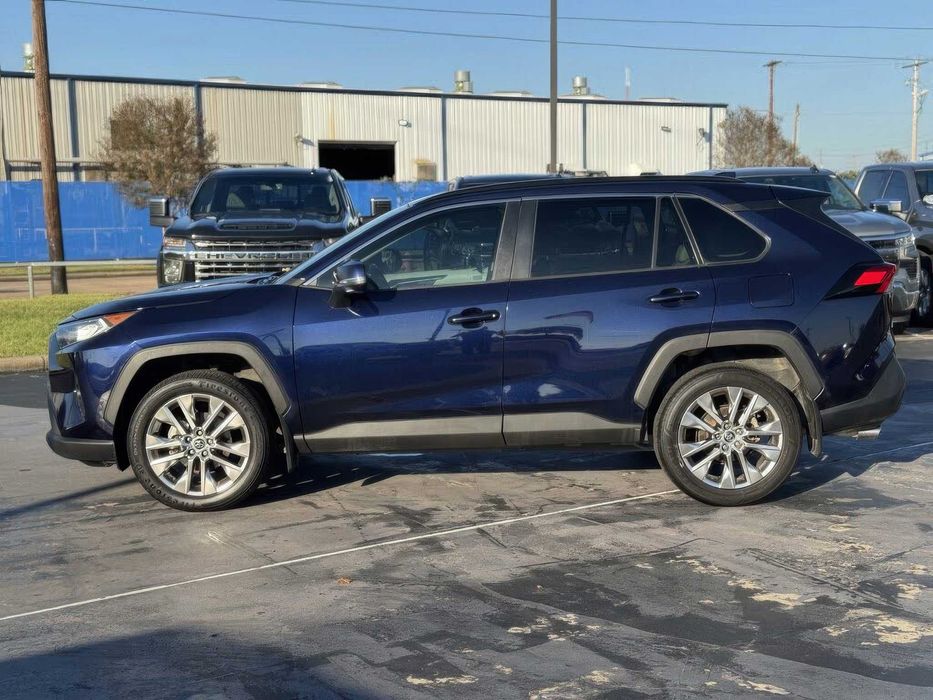 Toyota RAV4 XLE Premium      2021