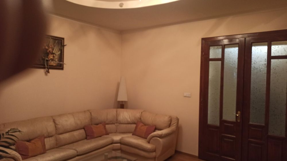 Продаж 6-ти кімнатної квартири у місті Ужгород.