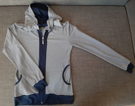 Bluza w biało-granatowe paski, zapinana na zamek.
