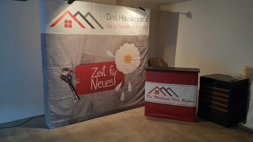 Mobilny system reklamowy X-Display Pop-up ścianka z stolikiem lampy