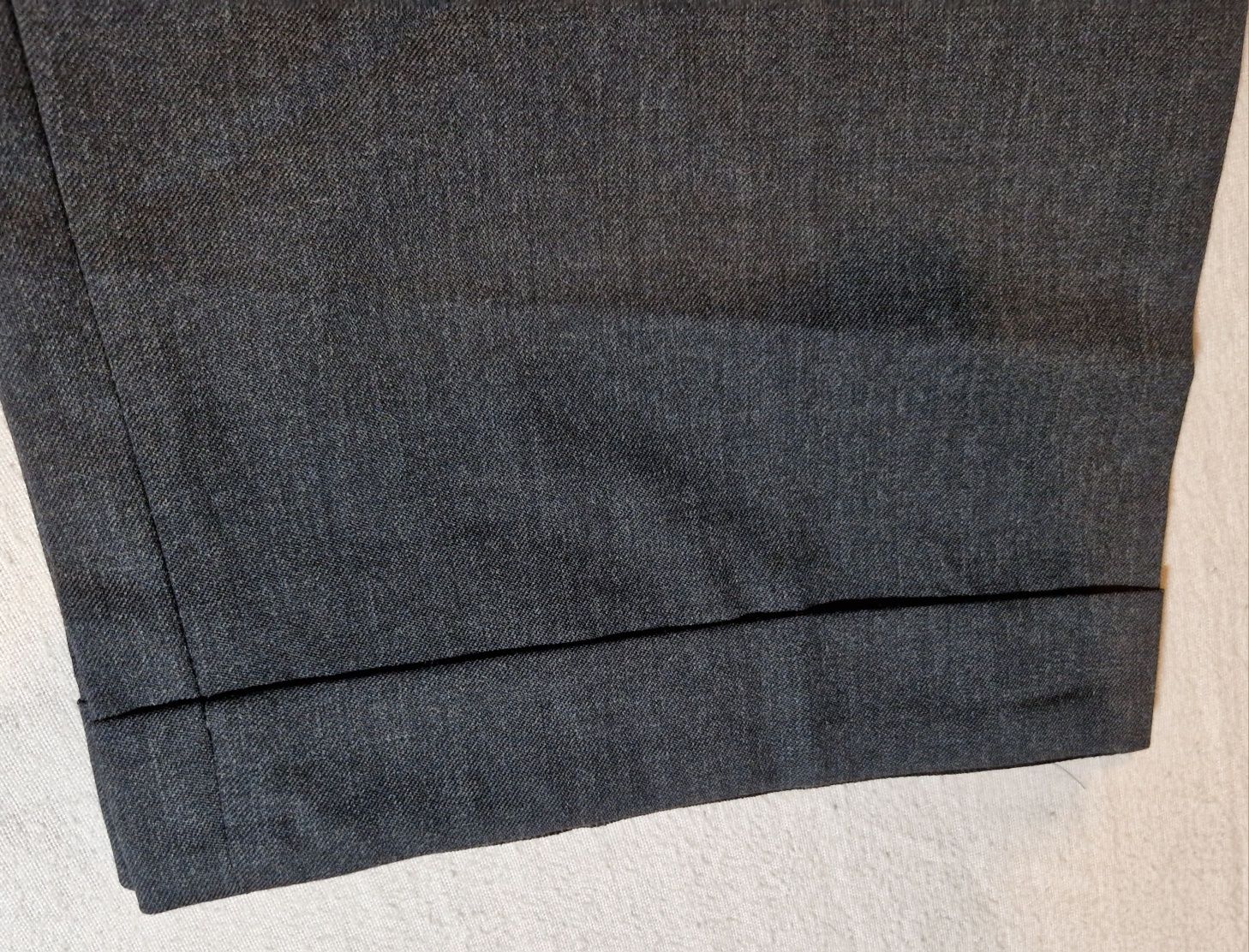 Calças de fato novas 4xl
classicas - 5 eur
Colete 4xl novo -5 eur
Nova