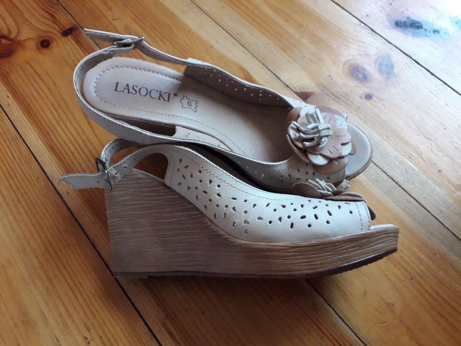 Piękne klapki na lato skórka mięciutkie lasocki na koturnach