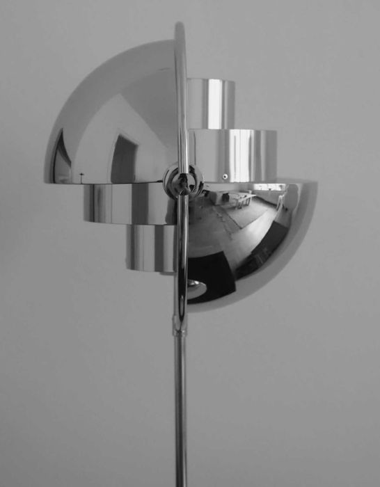 Lampsa stołowa GUBI Multi-Lite Chromowana